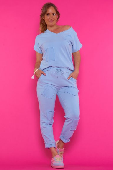 Un conjunto elástico compuesto por una blusa y un pantalón. Ambas piezas tienen estampados con textura que estilizan el conjunto.