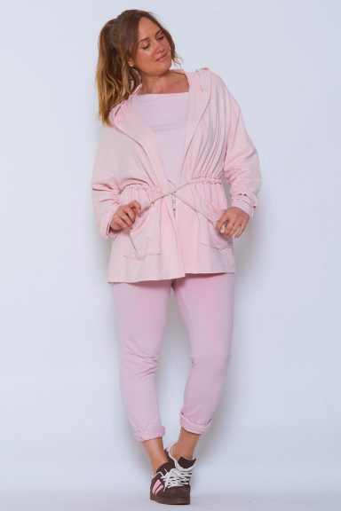 Una chaqueta abierta que tiene bolsillos frontales, una capucha y cordones en la cintura para hacer un nudo y cerrar la prenda.