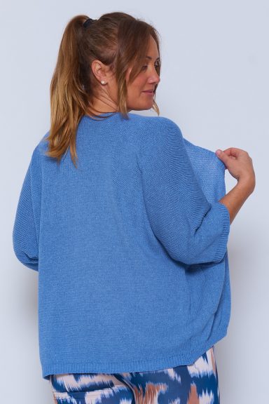 Una chaqueta elástica con tejido de punto que es abierta. Tiene dos bolsillos frontales y una manga francesa.