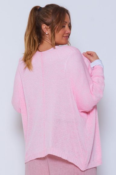 Una chaqueta abierta con tejido de punto que se caracteriza por tener un corte asimétrico que estiliza la pieza por completo.