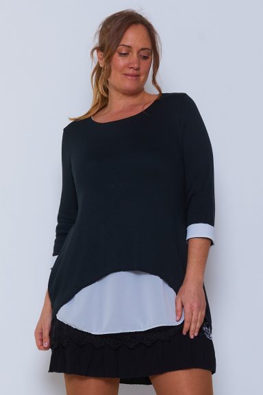 Jersey de punto fino muy fluido con capa interior y detalles en mangas de crepe. La sisa de tejido interior viene cortada a sangre.