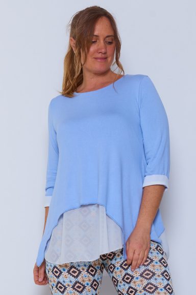 Jersey de punto fino muy fluido con capa interior y detalles en mangas de crepe. La sisa de tejido interior viene cortada a sangre.