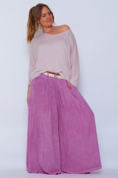 Un pantalón de pierna ancha que tiene dos bolsillos, una goma elástica en la parte trasera de la cintura y viene con un cinturón incluido.