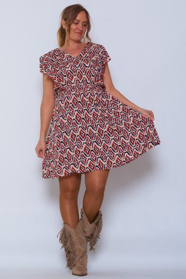 Un vestido corto completamente estampado que tiene escote en pico, volantes en sus mangas y una goma elástica en la cintura.