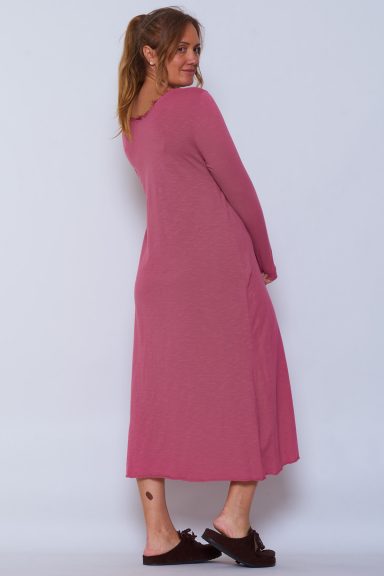 Un vestido largo y elástico que se caracteriza por tener su encaje, que tiene en su escote, cosido al revés, dándole un detalle original.