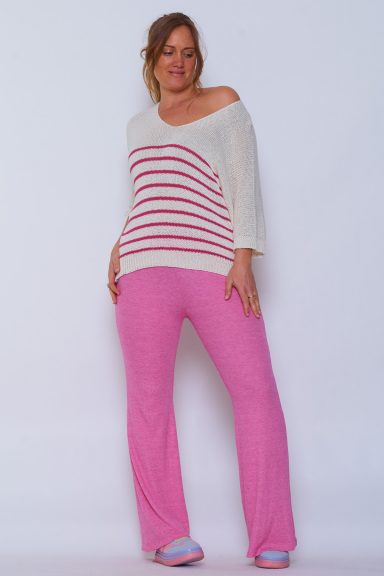 Un pantalón elástico que se caracteriza por tener un corte acampanado. También tiene una goma elástica en la cintura.