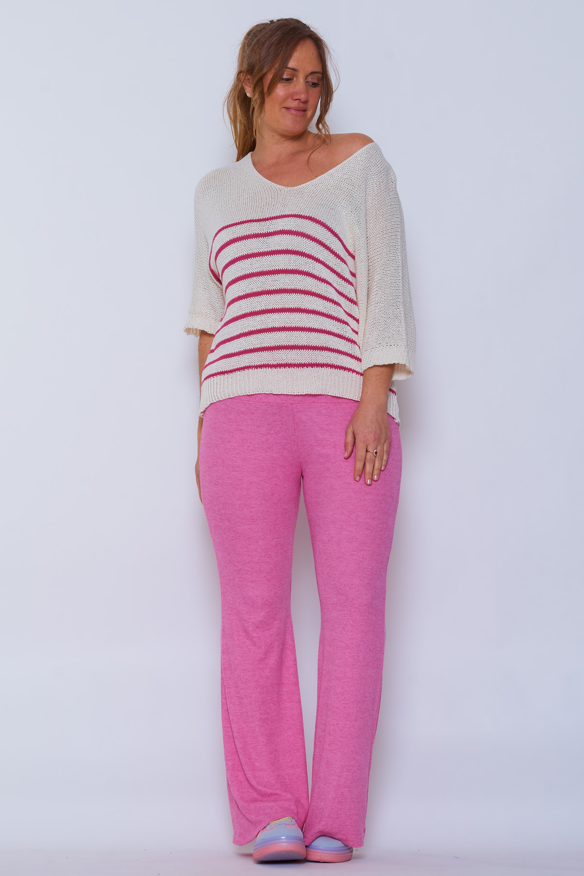 Pantalón Acampanado Ventana Un pantalón elástico que se caracteriza por tener un corte acampanado. También tiene una goma elástica en la cintura.