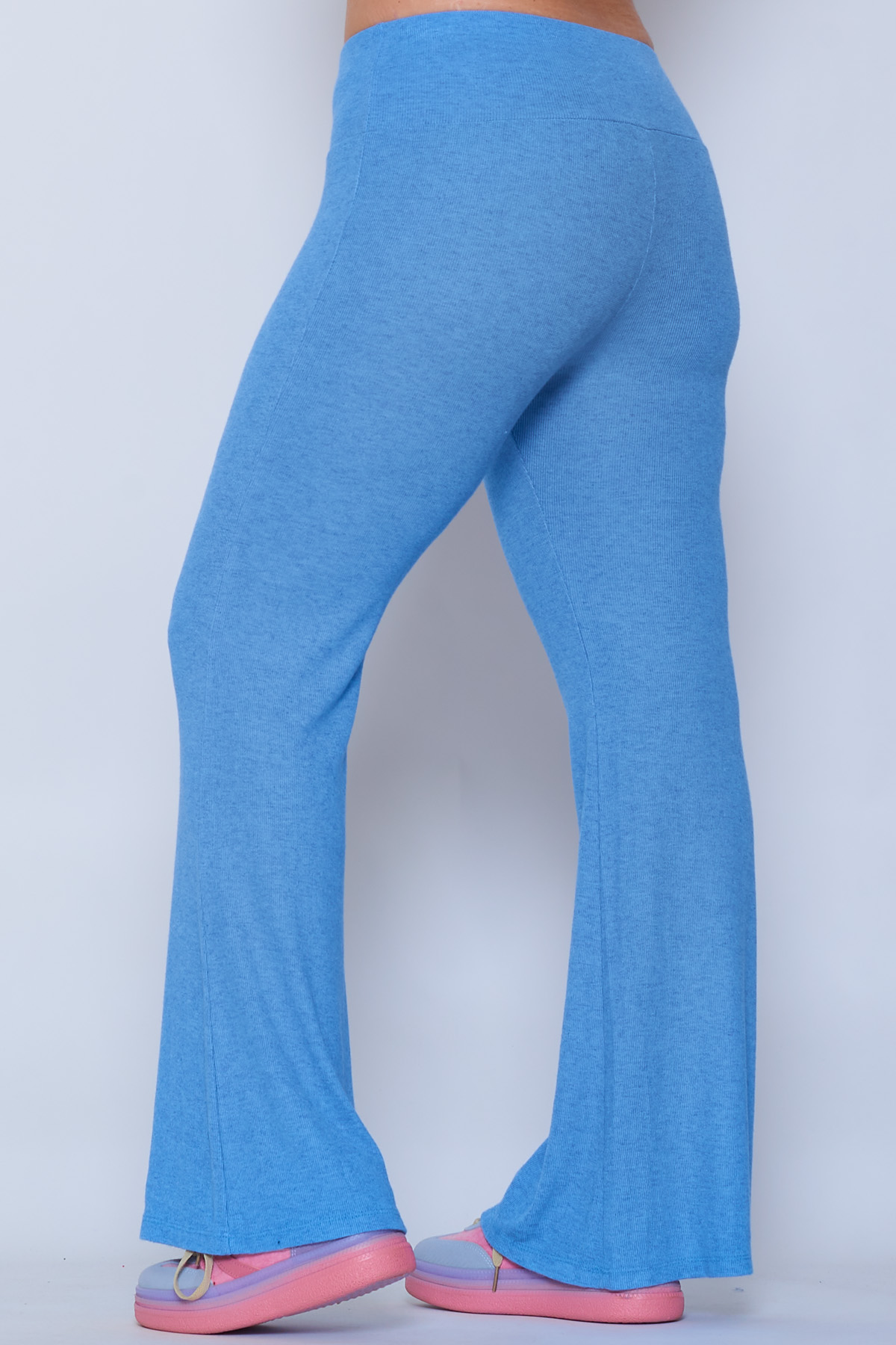 Pantalón Acampanado Ventana Un pantalón elástico que se caracteriza por tener un corte acampanado. También tiene una goma elástica en la cintura.