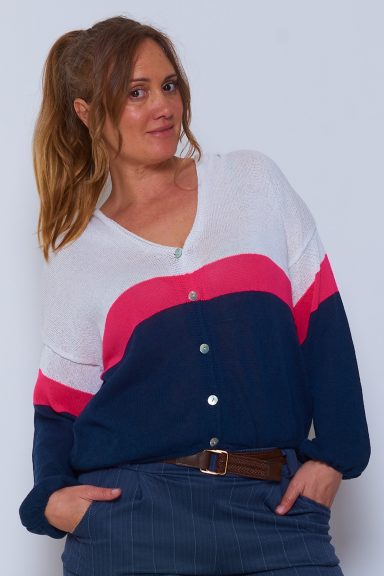 Una chaqueta elástica estampada con tejido de punto que tiene capucha, escote en pico y cierre por medio de botones.