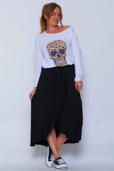 Una falda que se caracteriza por tener corte cruzado con volantes y por tener unas cintas en su parte frontal para hacer un nudo decorativo. 