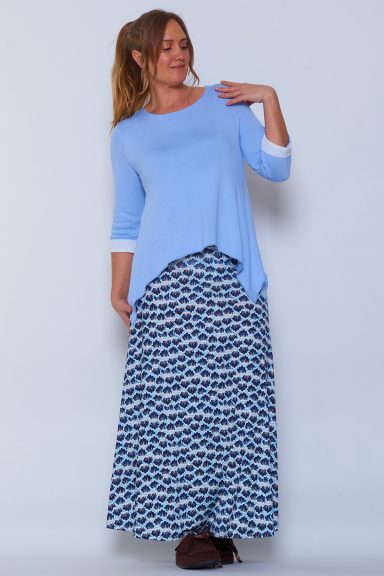 Una falda elástica que se caracteriza por estar completamente estampada y por tener un tejido de punto frío.