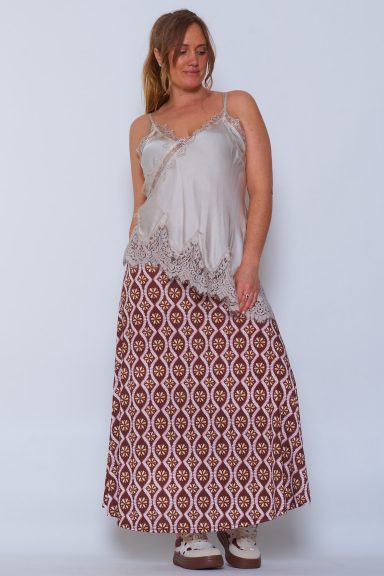 Una falda elástica que se caracteriza por estar completamente estampada y por tener un tejido de punto frío.