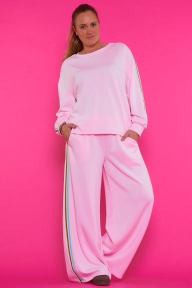 Un conjunto elástico compuesto por una sudadera y un pantalón. Ambas piezas tienen rayas decorativas multicolor.