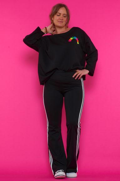 Pantalón Sport Acampanado Morato Un pantalón elástico de tejido extremadamente suave que se caracteriza por tener diseño sport con piernas acamapandas.