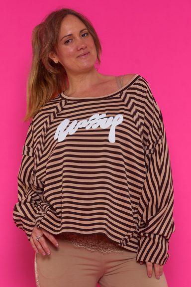 Descubre la sudadera Supa, perfecta para un look boho-chic casual. Su diseño a rayas, estampado original y corte oversize te darán estilo y comodidad. ¡Ideal para tu día a día!