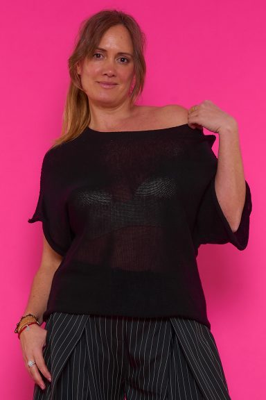 Encuentra la comodidad y el estilo boho-chic con el jersey Doki de Nunu Santander. Confeccionado en 100% algodón, su diseño holgado y escote barco favorece a todas. ¡Perfecto para tus looks diarios!