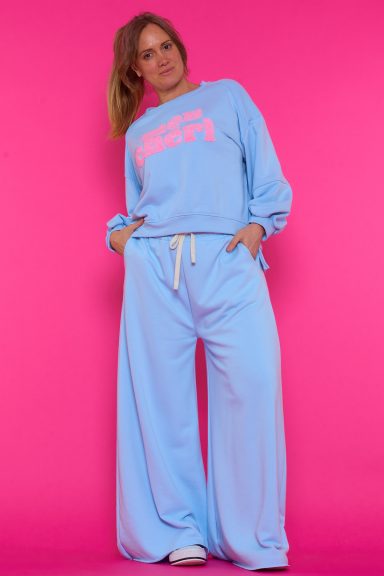 Descubre la sudadera Cheri de Nunu Santander. Su corte oversize y letras bordadas le dan un toque boho-chic. Perfecta para un look casual con estilo y máxima comodidad. ¡Hazte con la tuya!