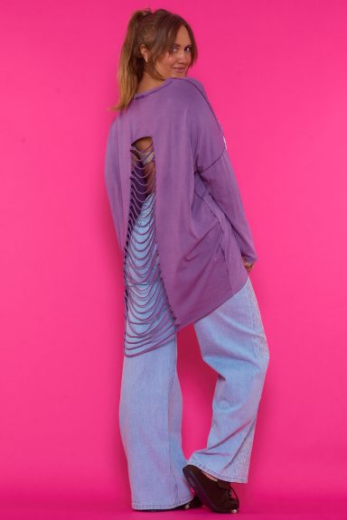 Descubre la Camiseta oversize efecto rasgado Barbosa. Su diseño cómodo y original te dará un toque boho-chic único. ¡Perfecta para cualquier ocasión con estilo! Nunu Santander.