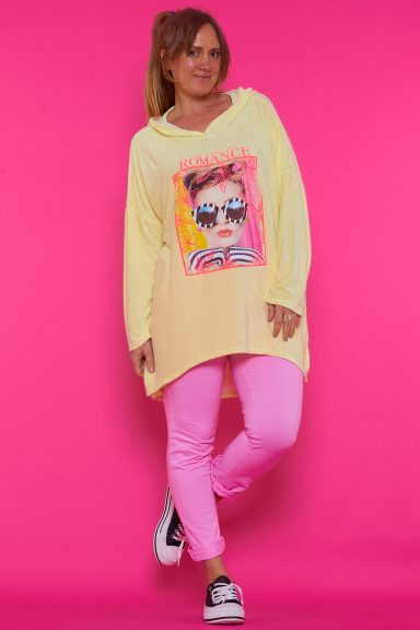 Descubre la sudadera Rafo, tu aliada perfecta para un estilo boho-chic. Con su diseño oversize, capucha y divertido estampado, ofrece confort y moda. ¡Ideal!