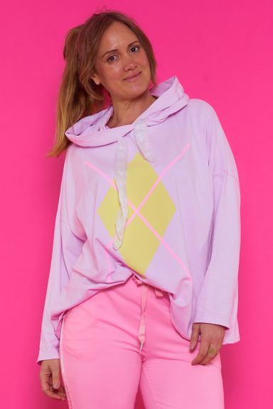 Encuentra tu sudadera oversize Lamary con estampado geométrico para un look boho-chic cómodo y actual. Disfruta de la moda versátil de Nunu Santander.