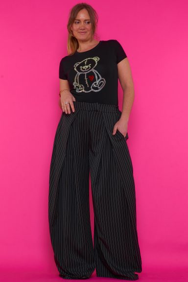 Pantalón palazzo Gladys: estilo boho-chic, tiro alto y plisado para una silueta elegante y cómoda. Versátil para cualquier ocasión. ¡Consigue el tuyo en Nunu Santander!