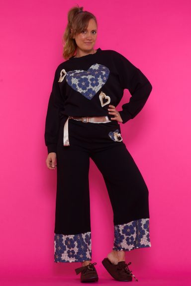 Un pantalón elástico de pierna recta que tiene bolsillos frontales y viene con un cinturón incluido. Tiene una goma elástica en la cintura.