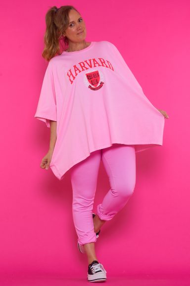 Una camiseta elástica larga que tiene corte baggy y que se caracteriza por tener un estampado con tonos flúor en su parte frontal.