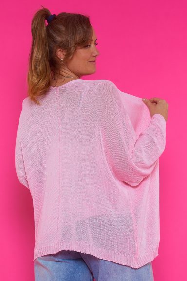 Una chaqueta abierta con tejido de punto que se caracteriza por tener un corte asimétrico que estiliza la pieza por completo.