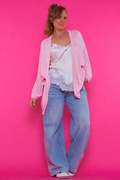 Un pantalón vaquero pata de elefante que tiene dos bolsillos frontales y dos bolsillos traseros. Tiene trabillas para usar cinturón.