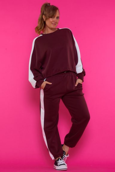 Un pantalón elástico que tiene una raya blanca que estiliza la pieza y se caracteriza por tener un tejido extremadamente suave.