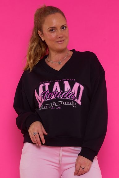 Sudadera Estampada Estani Una sudadera elástica de manga larga, escote en pico y cuello redondo. También tiene un estampado en la parte frontal.