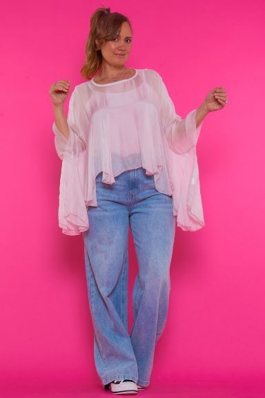 Descubre la blusa Torla, fluida y elegante. Su tejido de seda y viscosa te ofrece un estilo boho-chic único. Perfecta para cualquier ocasión. ¡Hazte con la tuya!
