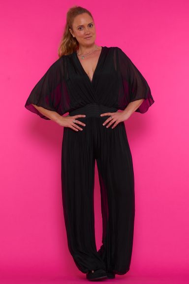 Descubre el mono Brina, perfecto para cualquier ocasión. Su diseño fluido y escote pico realza tu figura con un toque boho-chic. ¡Comodidad y estilo!