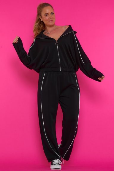 Un pantalón elástico de pierna ancha que tiene dos bolsillos laterales y una goma elástica en la cintura. Su tejido es extremadamente suave.