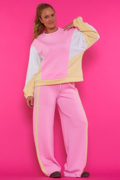 Un conjunto multicolor compuesto por una sudadera y un pantalón. Ambas piezas tienen un tejido suave y agradable al tacto.