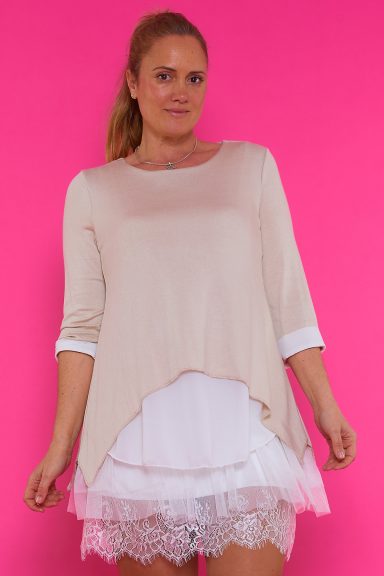 Jersey de punto fino muy fluido con capa interior y detalles en mangas de crepe. La sisa de tejido interior viene cortada a sangre.