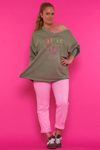 Una sudadera elástica de estilo baggy que tiene escote en pico y manga larga que se caracteriza por tener estampado con detalles en strass.