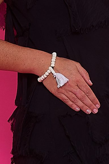 Descubre la pulsera de hueso Astor de Nunu Santander. Un complemento boho-chic con borla ideal para añadir un toque artesanal y elegante a tus looks diarios. ¡Hazla tuya!