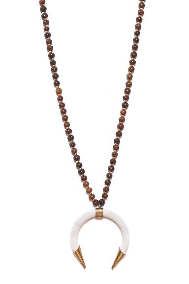Descubre el colgante Enea 3, una joya boho-chic con diseño de cuerno y cuentas. Añade un toque único a tus looks diarios o de noche. ¡Imprescindible en tu armario!