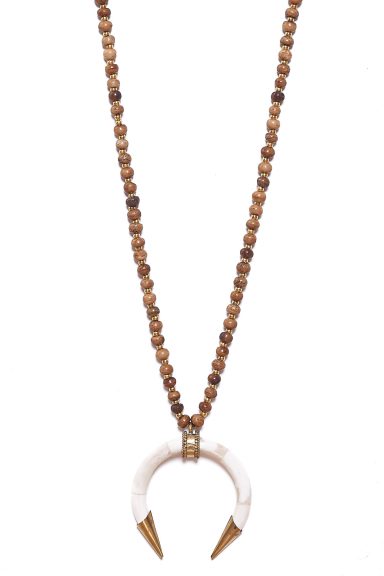 Descubre el colgante cuerno luna Enea 2, un accesorio largo de cuentas y dije prominente que define tu estilo boho-chic. Ideal para mujeres de 30-65. ¡Realza tus looks!