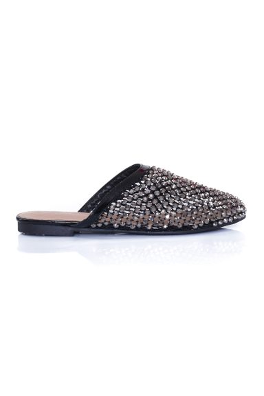Descubre las mules planas con brillantes aplicaciones que elevarán tus looks. Comodidad y glamour en un solo calzado. Perfectas para un estilo boho-chic único. ¡Consigue tus Cash Negro!