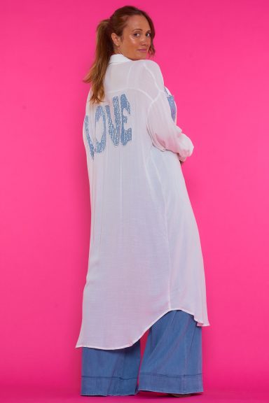 Enamórate de la blusa larga Vienas, con su diseño fluido y toques de lentejuelas. Ideal para un look boho-chic cómodo y original. ¡Descúbrela en Nunu Santander!