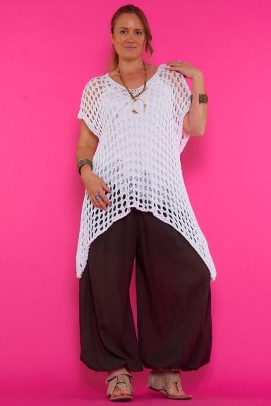 Jersey Aden de estilo boho-chic con tejido calado y corte asimétrico. Ideal para superponer, ofrece un look desenfadado y favorecedor. ¡Perfecto para tu armario de Nunu Santander!