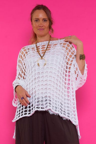 Jersey de punto calado Naram, ideal para un estilo boho-chic único. Su diseño fluido y asimétrico es perfecto para looks desenfadados y veraniegos. ¡Encuentra el tuyo!