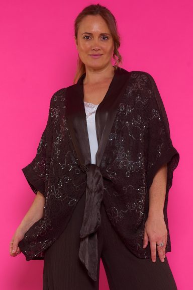 Descubre el kimono calado anudado Graz, una pieza imprescindible para tus looks boho-chic. Ligera, versátil y con un toque artesanal. ¡Perfecta para cualquier ocasión!