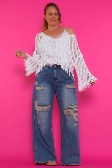Transforma tus looks con la chaquetilla Orio de Nunu Santander. Diseño boho-chic con algodón calado y flecos, ideal para superponer. Versatilidad y estilo para ti.