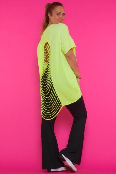 Descubre la Camiseta oversize efecto rasgado Barbosa. Su diseño cómodo y original te dará un toque boho-chic único. ¡Perfecta para cualquier ocasión con estilo! Nunu Santander.