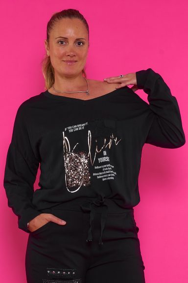 Una blusa elástica de manga larga que se caracteriza por tener un estampado en la parte frontal con tonos brillantes y lentejuelas.