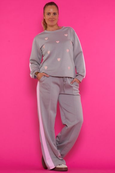 Un conjunto elástico compuesto por una sudadera y un pantalón. Ambas piezas tienen un tejido extremadamente suave. 