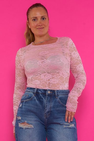 Un body elástico de encaje que tiene manga larga, cuello redondo y un diseño original y creativo en su tejido.
